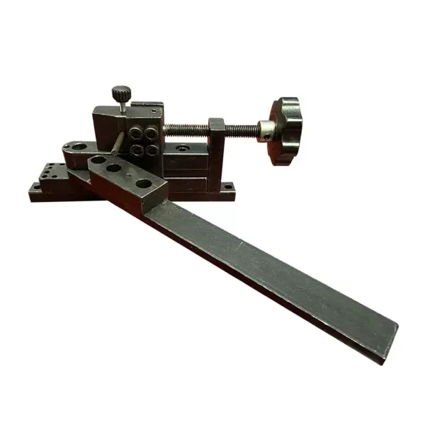 Handmatige pijpenbuiger voor staaldraad met een diameter van 6 mm en ijzeren stukken van 10-20 mm dik Handmatige pijpenbuiger voor staaldraad met een diameter van 6 mm en ijzeren stukken van 10-20 mm dik