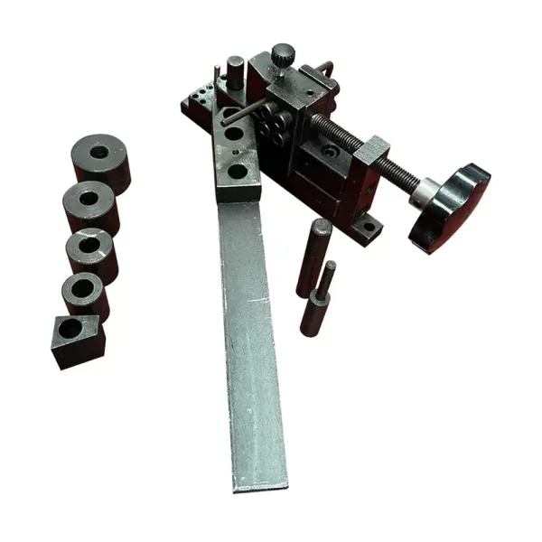 Handmatige pijpenbuiger voor staaldraad met een diameter van 6 mm en ijzeren stukken van 10-20 mm dik Handmatige pijpenbuiger voor staaldraad met een diameter van 6 mm en ijzeren stukken van 10-20 mm dik