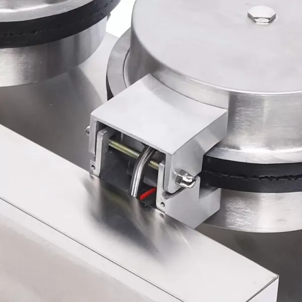 Kegelijzer met 1200 W, wafelijzer, hoorntjesmaker, ijshoorntjesmaker, 180° rotatie, antiaanbaklaag Kegelijzer met 1200 W, wafelijzer, hoorntjesmaker, ijshoorntjesmaker, 180° rotatie, antiaanbaklaag