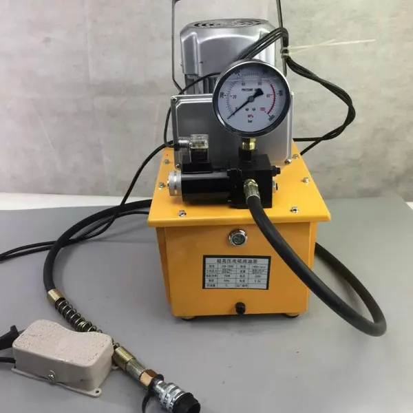Aangedreven hydraulische pomp 700 bar 7 l met pedaalventiel 750 W Aangedreven hydraulische pomp 700 bar 7 l met pedaalventiel 750 W