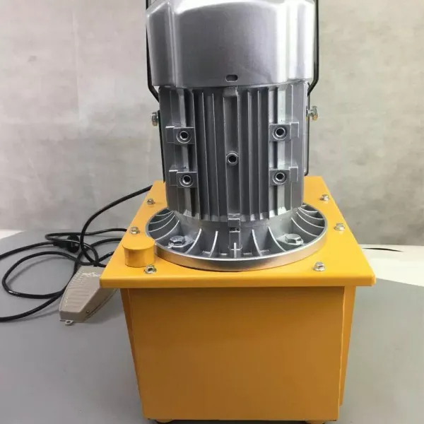 Aangedreven hydraulische pomp 700 bar 7 l met pedaalventiel 750 W Aangedreven hydraulische pomp 700 bar 7 l met pedaalventiel 750 W