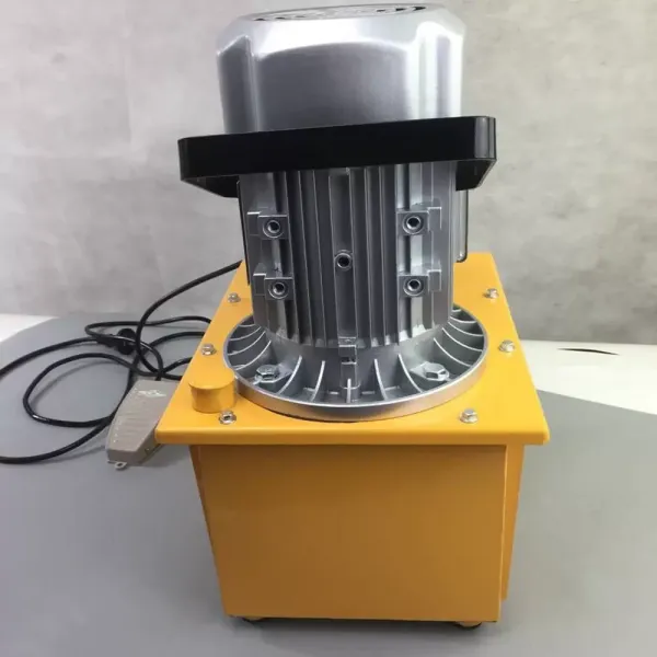 Elektrische hydraulische pomp 750 W 0,6-5 l/min Elektrische hydraulische pomp met handbediende klep om de retourolie te regelen.