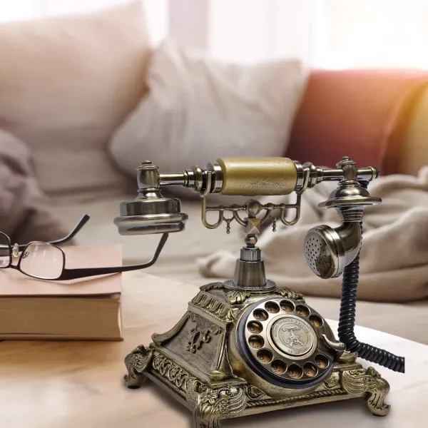 Vaste bureautelefoon in retrostijl met vintage selectieglas, met snoer voor thuiskantoortelefoon