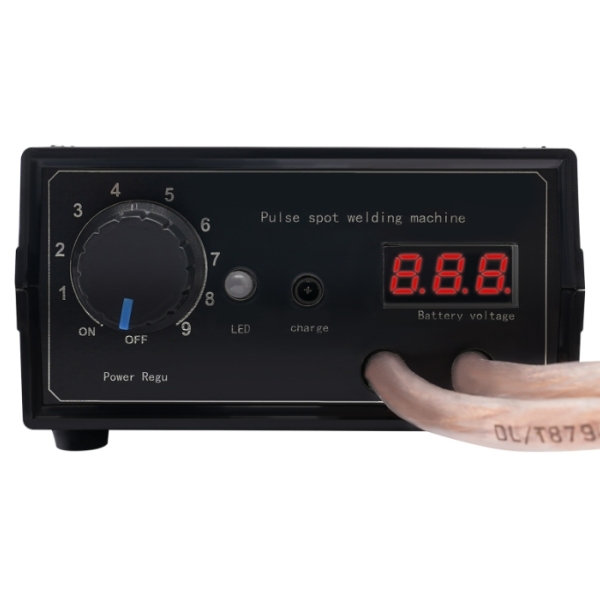 8000 W krachtige voetpedaal-spotlasser, dubbele puls, lasdraad op hoge temperatuur 8000 W krachtige voetpedaal-spotlasser, dubbele puls, lasdraad op hoge temperatuur